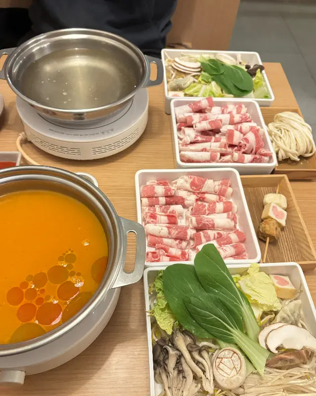 미소 육수와 얼큰 육수에 샤브샤브를 즐기는 모습