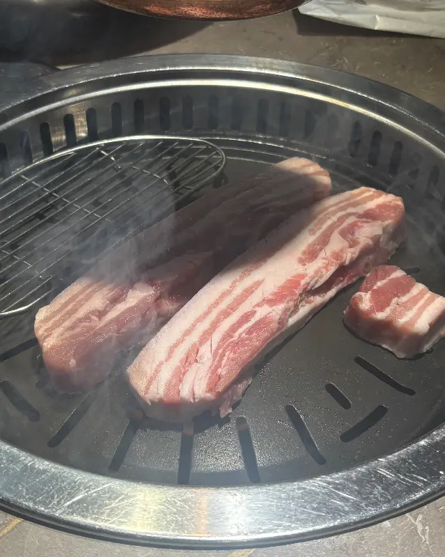 불판 위 삼겹살