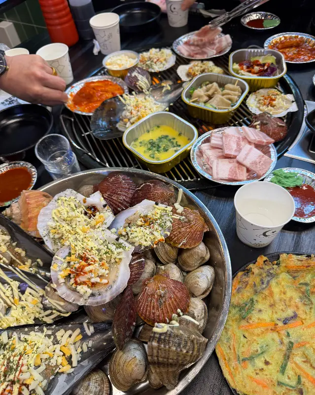 다양한 해산물을 푸짐하게 즐길 수 있는 별별조개구이