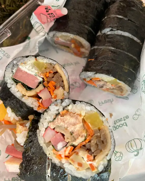 스팸김밥과 참치김밥 속 재료 비교