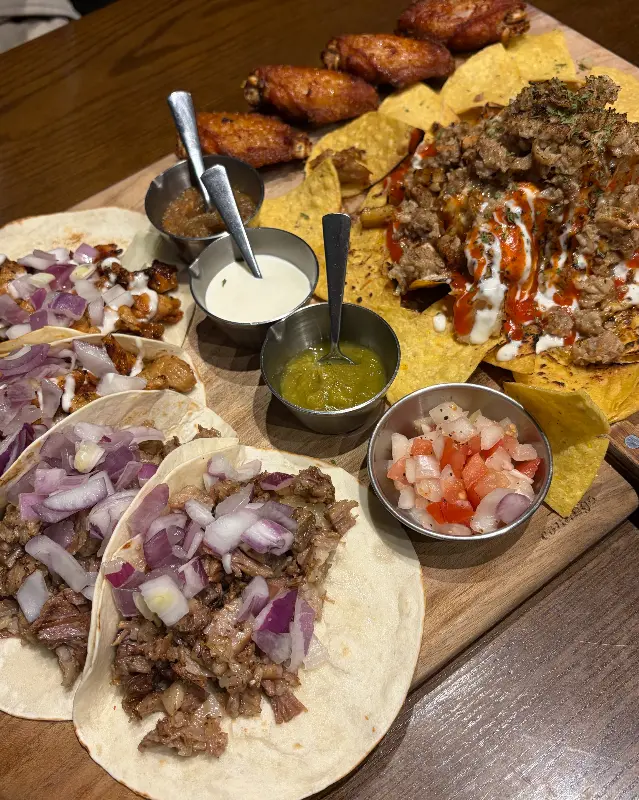 다채로운 타코와 사이드 메뉴가 담긴 꼰미고 세트