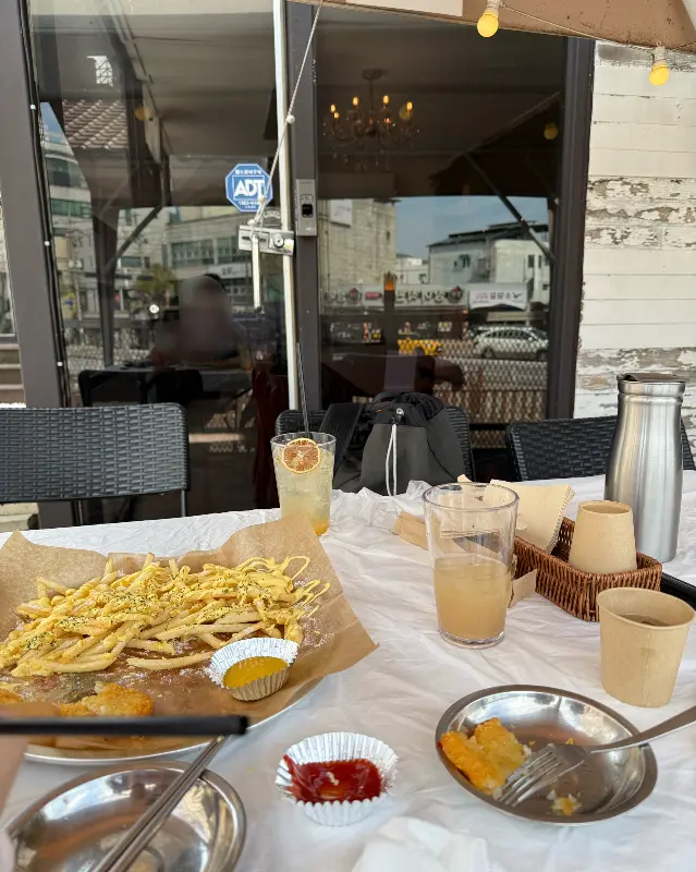 낮과밤 야외 테이블