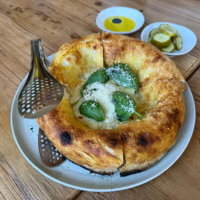 화덕에서 갓 구워 나온 로마노 피자