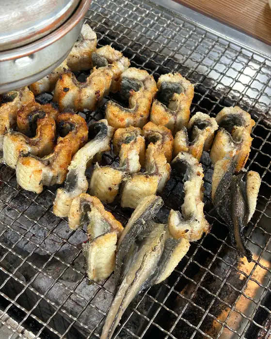 숯불 위에서 노릇하게 익어가는 장어