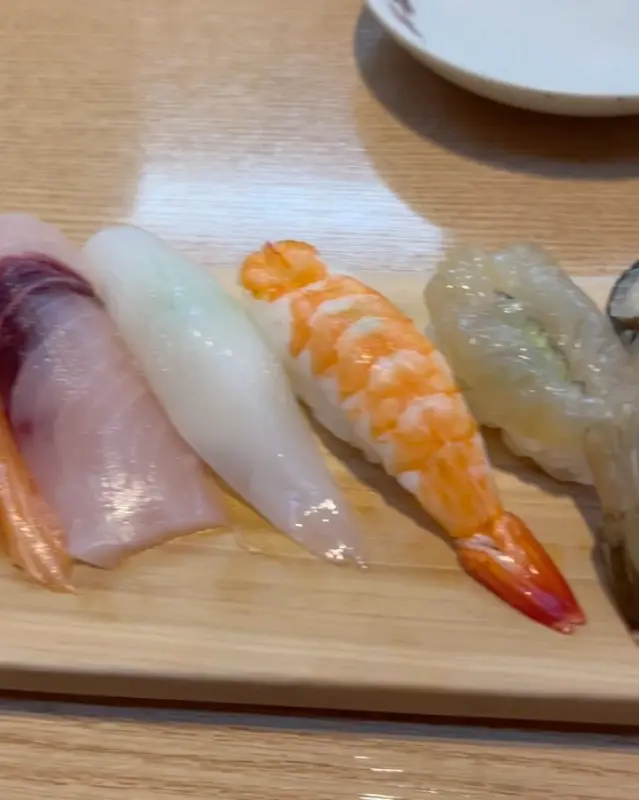 신선함이 느껴지는 봉스시 초밥의 클로즈업 샷