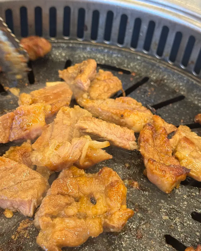 숯불 위에서 노릇노릇하게 익어가는 돼지갈비