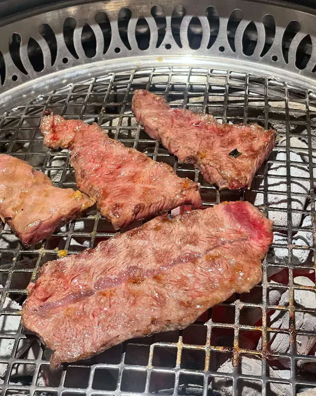 숯불 위에서 노릇하게 익어가는 야끼니꾸