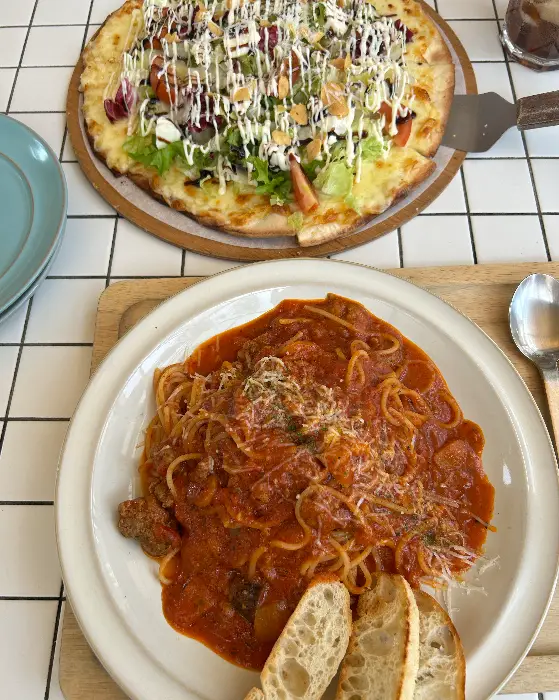 진한 토마토소스의 파스타와 빵