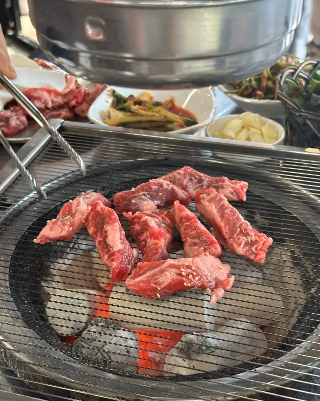 숯불 위에서 맛있게 익어가는 소갈비살