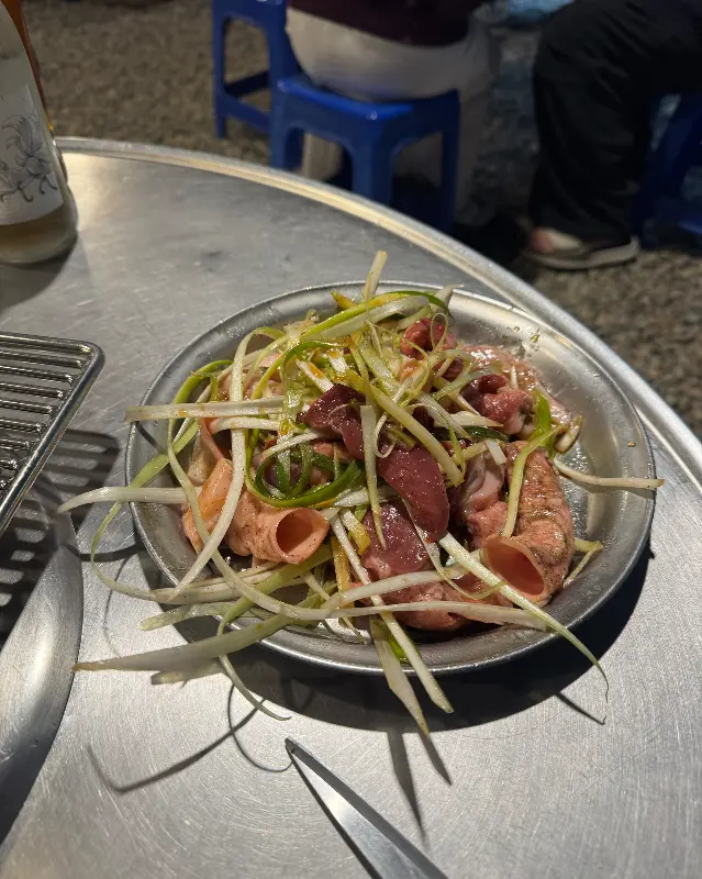 파채와 함께 담겨 나온 신선한 돼지 부속 모듬