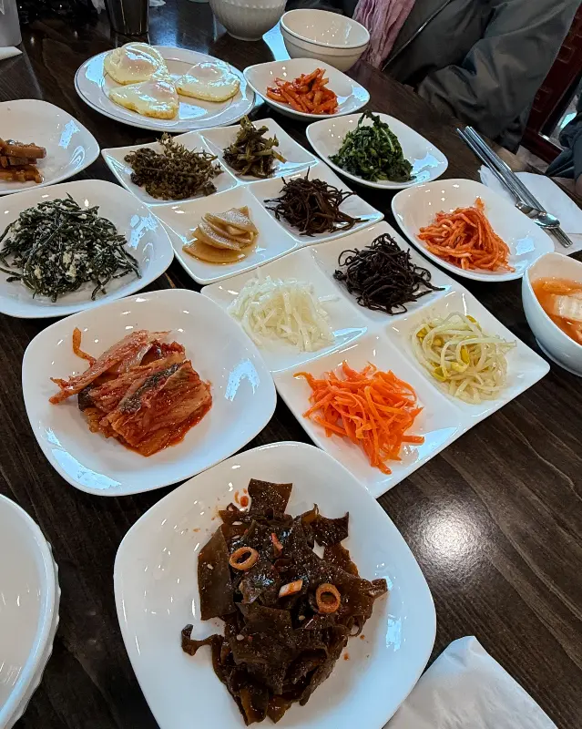 다양한 반찬들이 놓여진 테이블