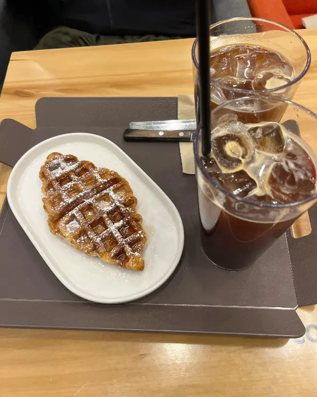 테이블 위에 놓인 와플과 음료