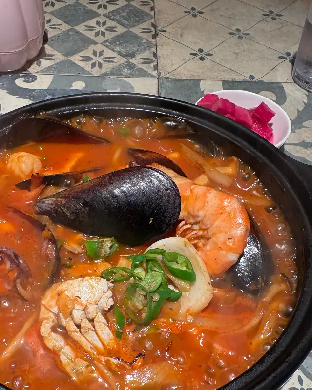 뚝배기 안에서 보글보글 끓고 있는 해물 파스타