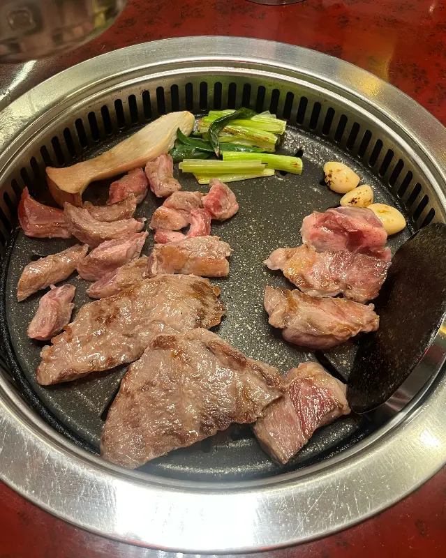 불판 위에서 익어가는 고기