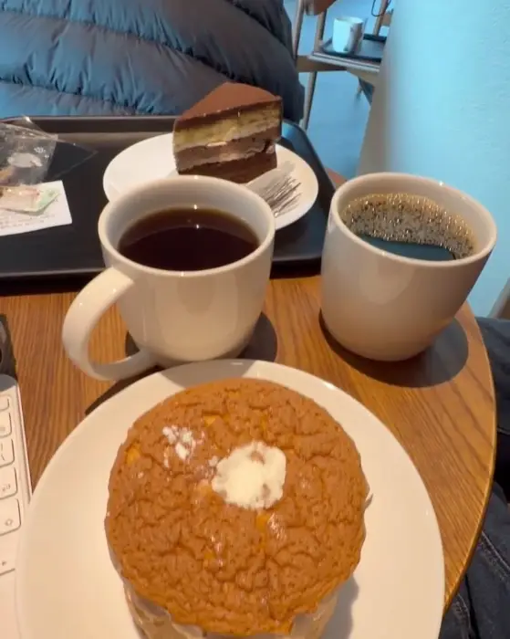 따뜻한 커피와 달콤한 디저트