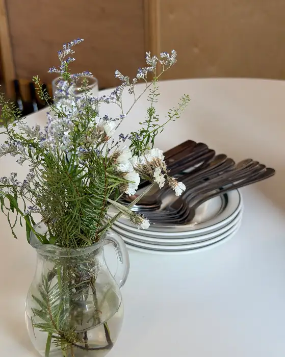 테이블 위 꽃과 식기