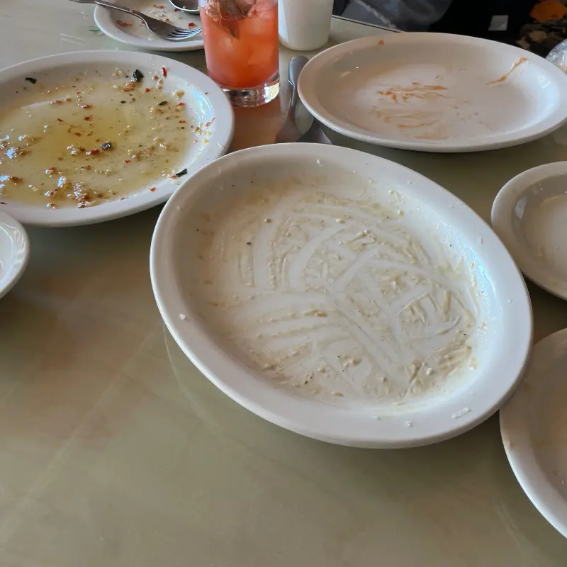 깨끗하게 비워진 접시