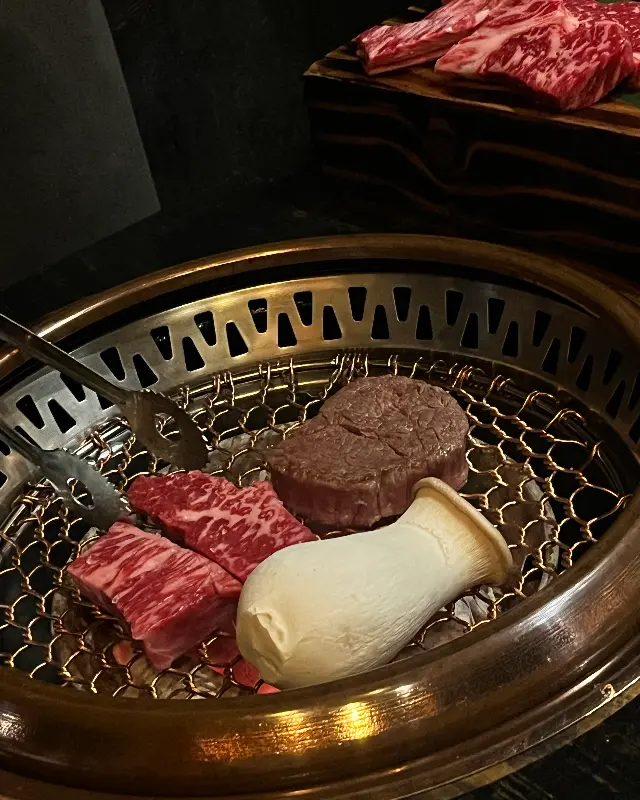 숯불 위에서 구워지는 고기와 버섯