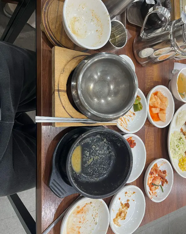 깨끗하게 비워진 뚝배기와 돌솥