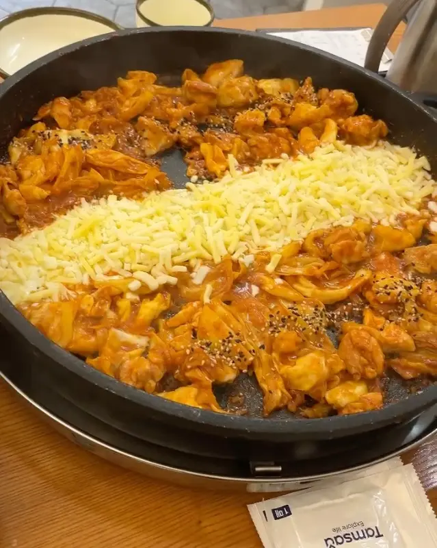 모짜렐라 치즈가 듬뿍 뿌려진 닭갈비