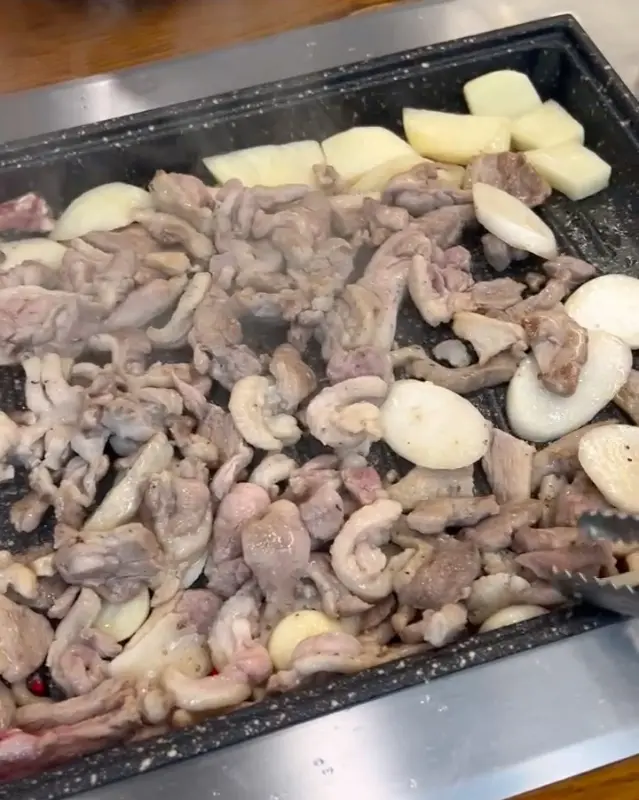 오리고기와 함께 구워지는 감자와 양파