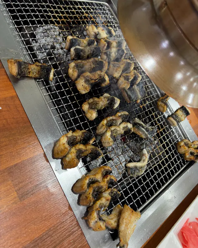 숯불 위에서 익어가는 장어