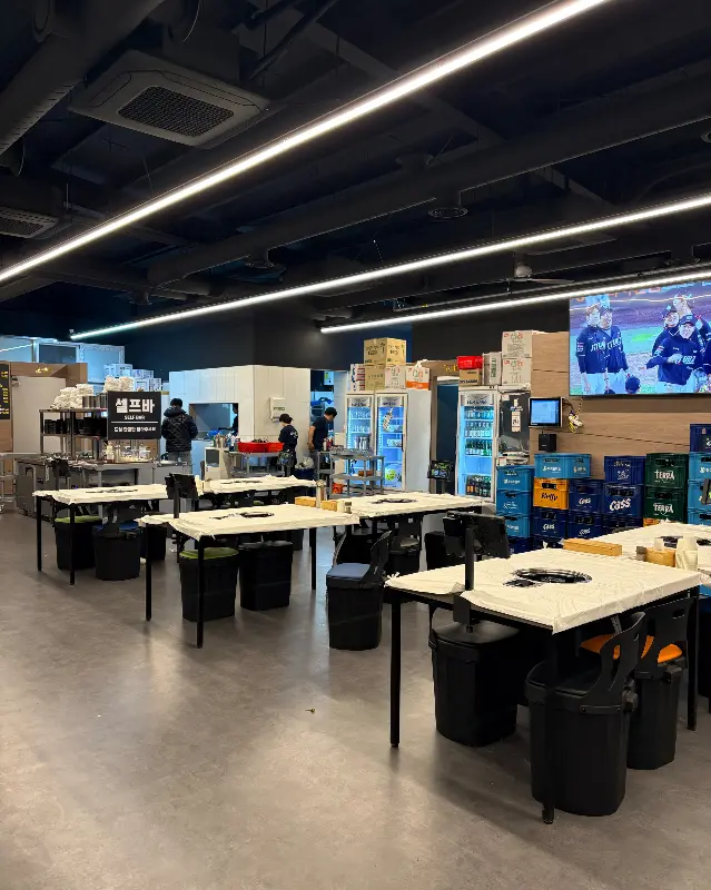 넓고 깔끔한 오성뒷고기막창 매장 내부