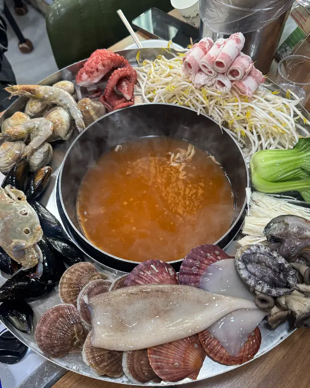 해물과 야채가 가득한 상차림