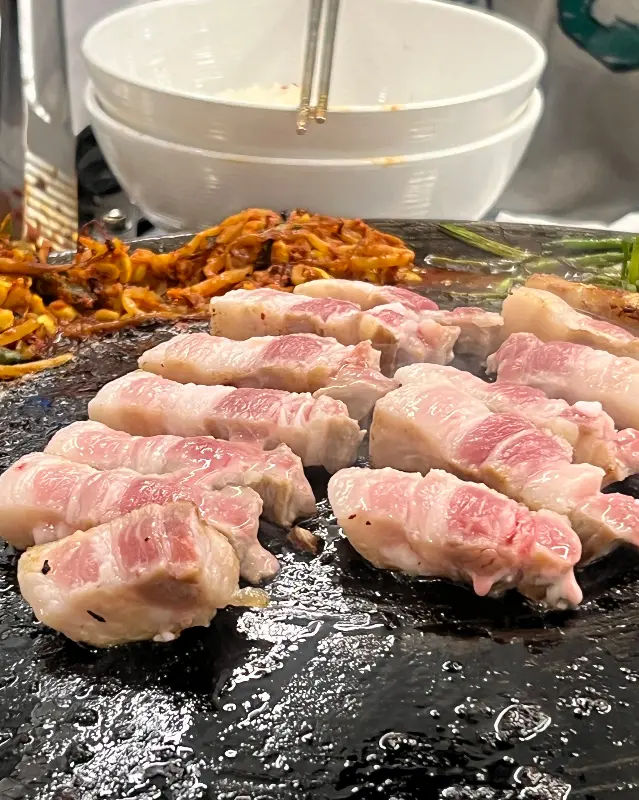 잘 익은 삼겹살과 김치