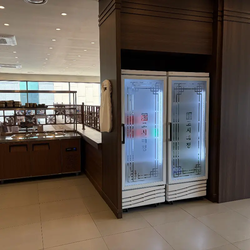 깔끔한 매장 내부와 아이스크림 냉장고