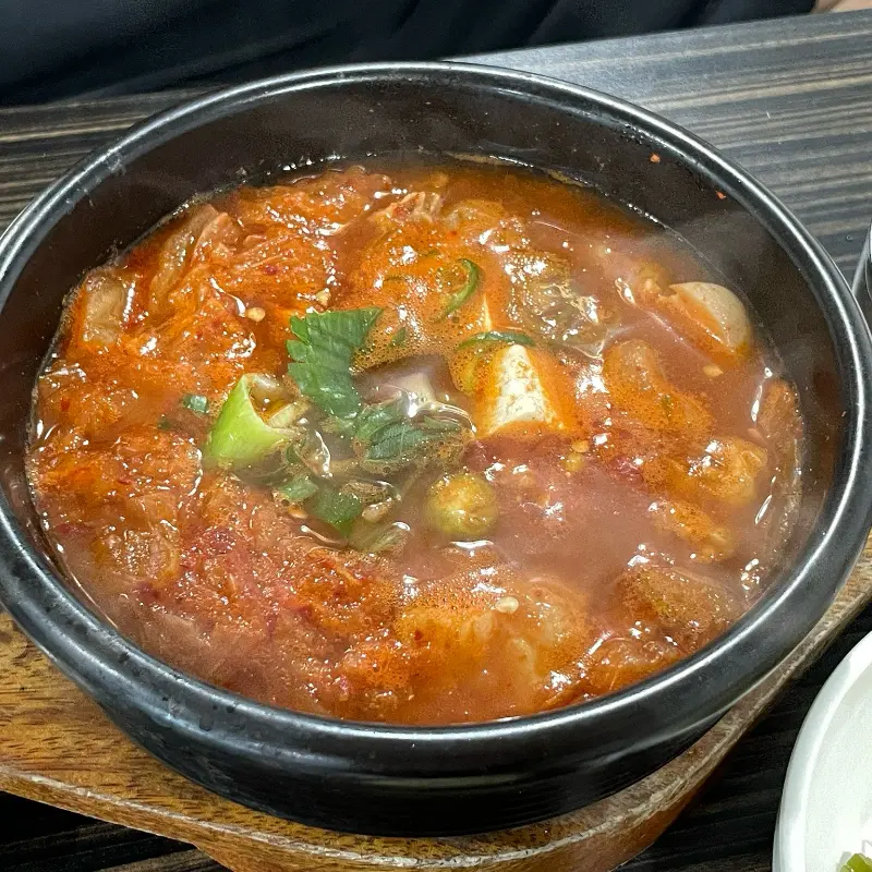 깊고 진한 김치찌개