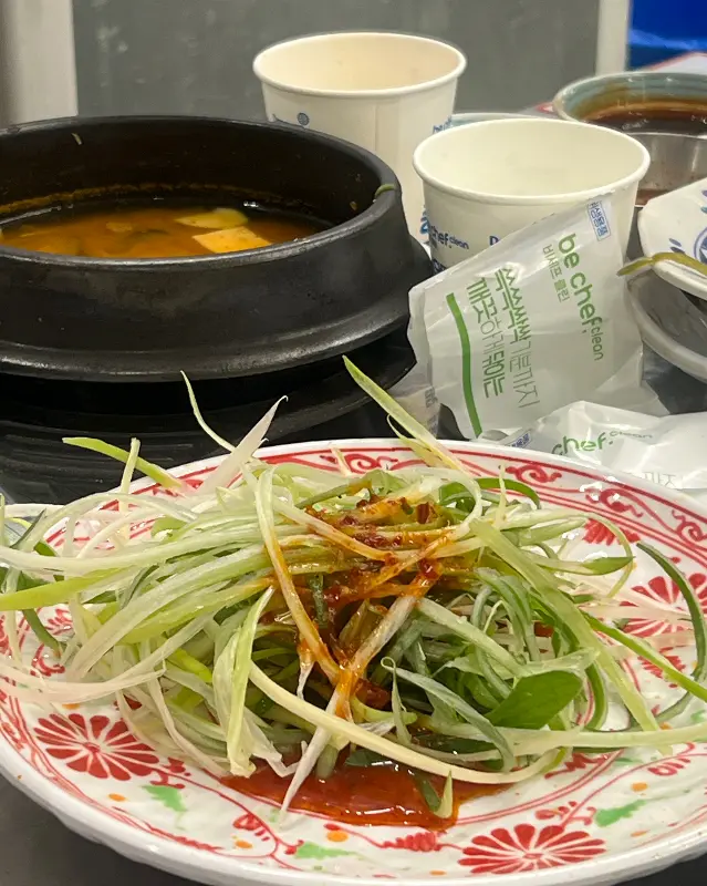 테이블 위에 놓인 밑반찬과 찌개