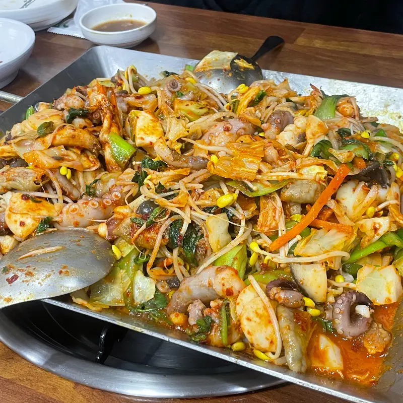 한 상 가득 차려진 낙지 요리