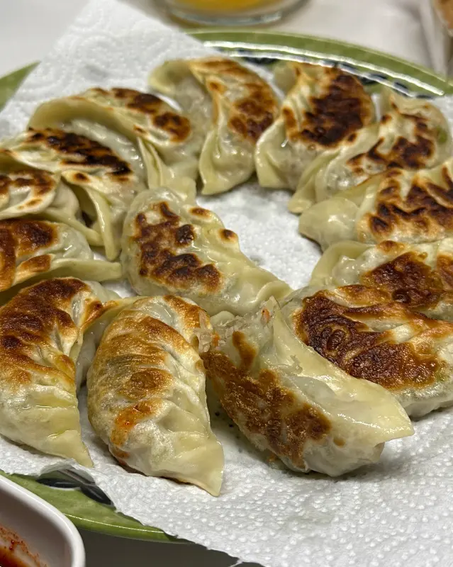 노릇하게 구워진 군만두