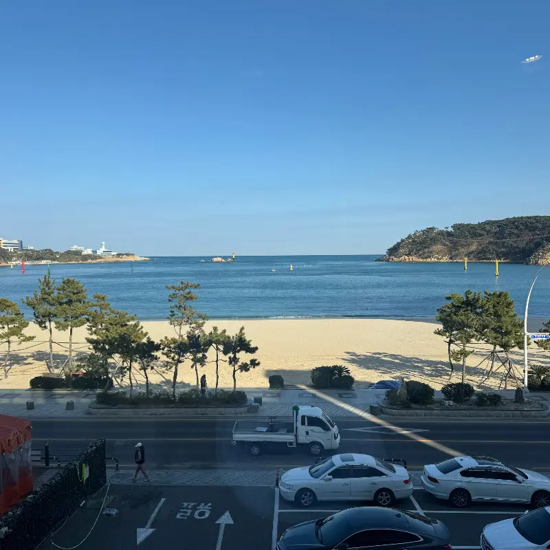 피클, 물티슈, 냅킨 등이 준비된 셀프바