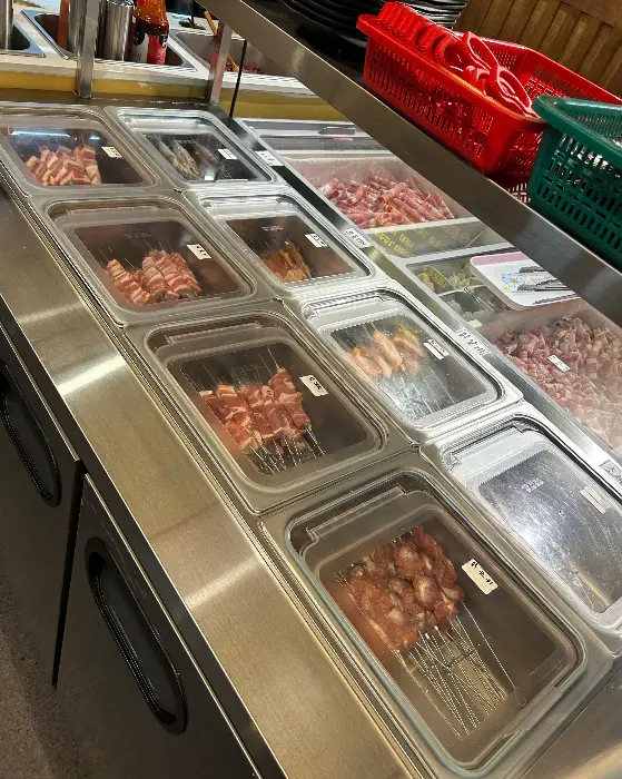 다양한 꼬치와 재료들이 진열된 샐러드바