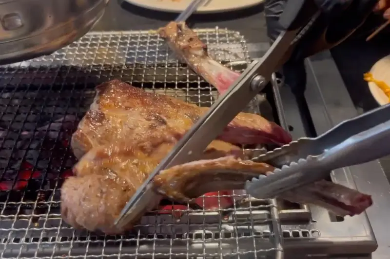 직원분이 직접 구워주는 양갈비