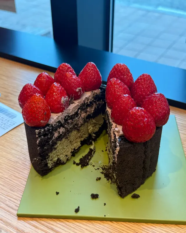 두 초콜릿 생딸기 케이크 단면