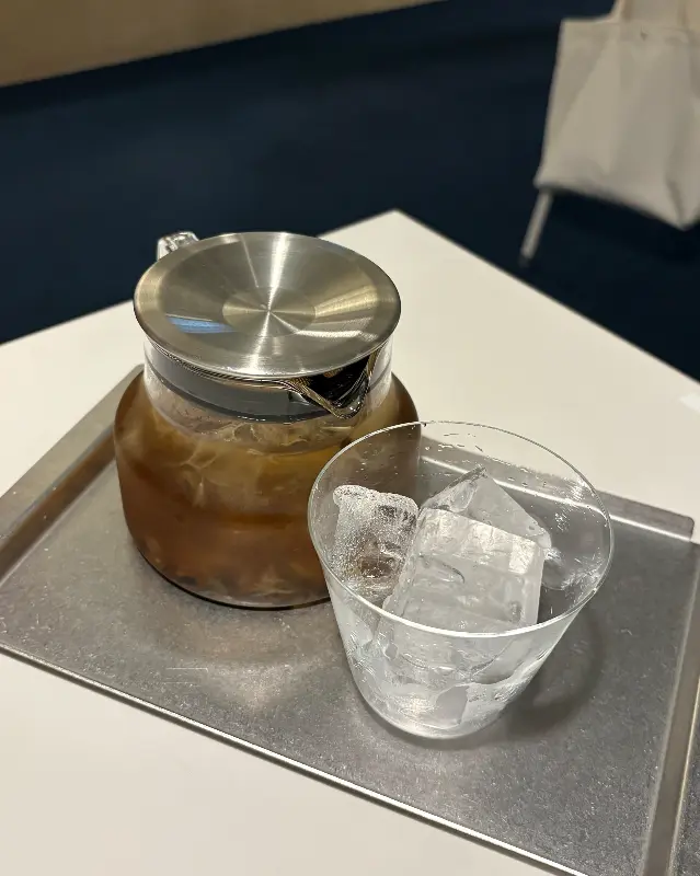 카페 내부의 식물 인테리어