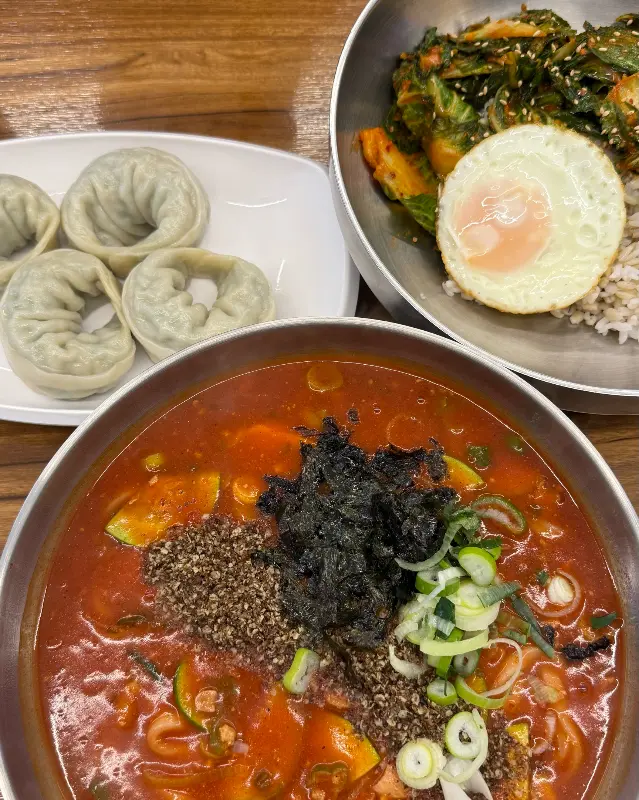 정갈하게 차려진 석촌칼국수와 봄동비빔밥