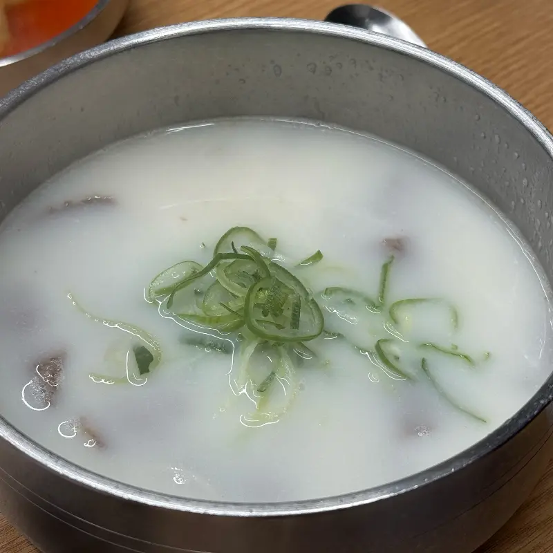 뽀얀 국물이 인상적인 설렁탕