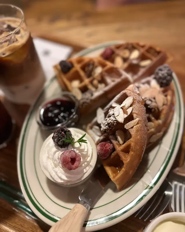 음료와 함께 제공되는 귀여운 장식