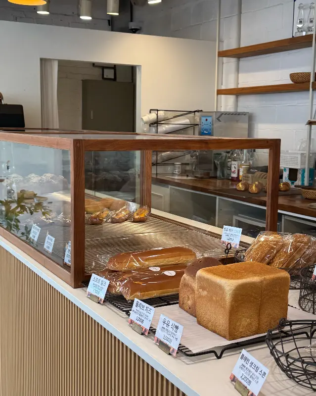 다양한 빵이 진열된 모습
