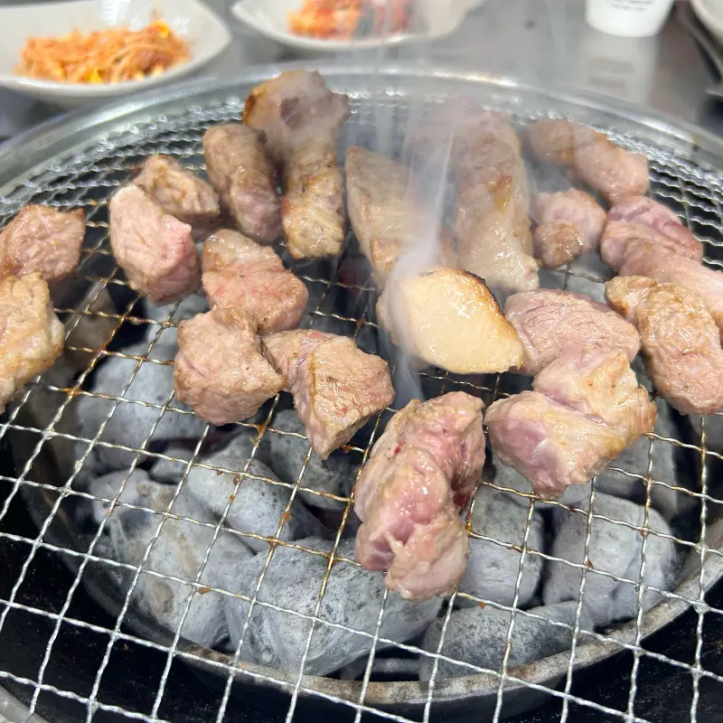 숯불 위에서 익어가는 고기