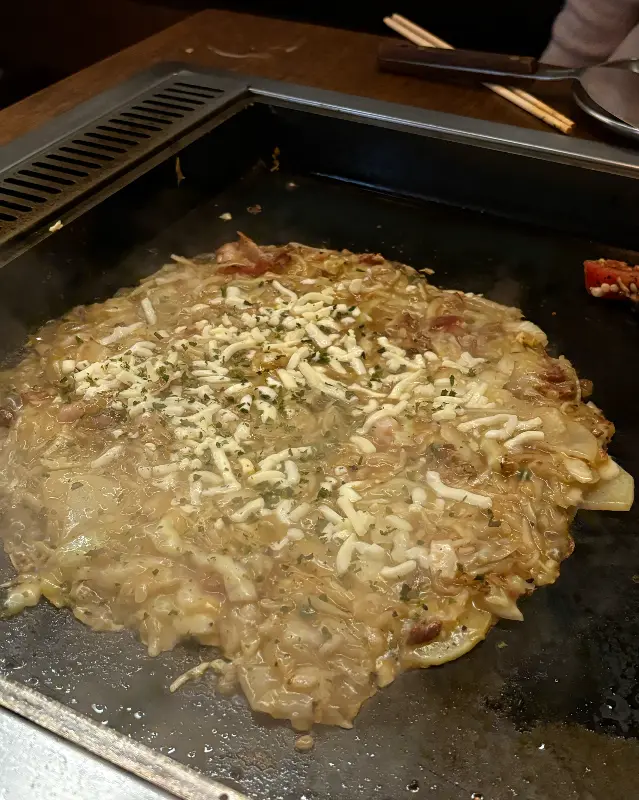 철판 위에서 익어가는 몬자야끼