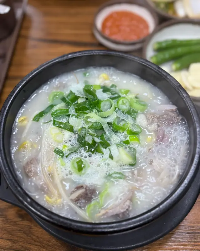 파가 듬뿍 올라간 순대국의 모습