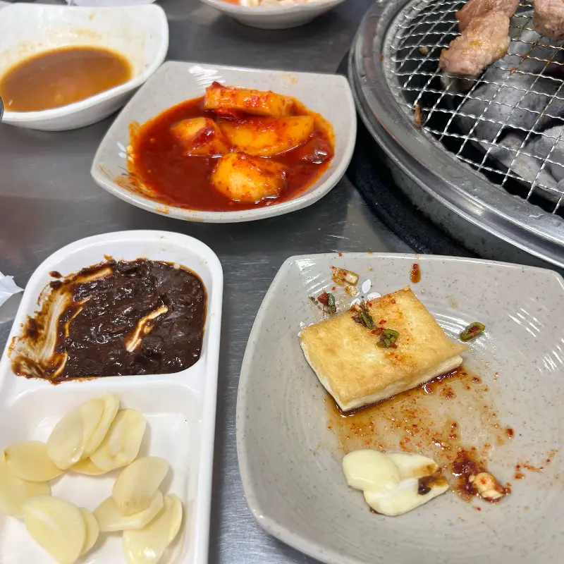 정갈하게 차려진 밑반찬