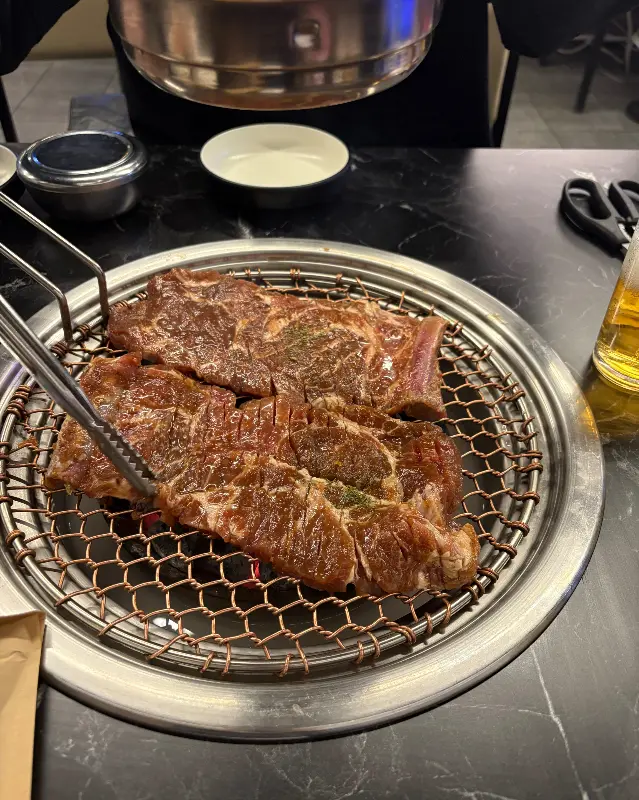 숯불 위에서 익어가는 갈비