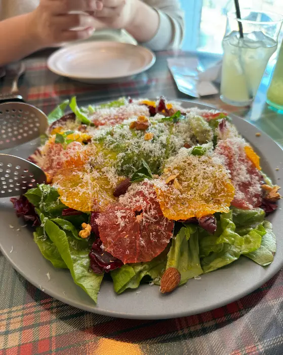 다양한 과일과 채소가 어우러진 샐러드