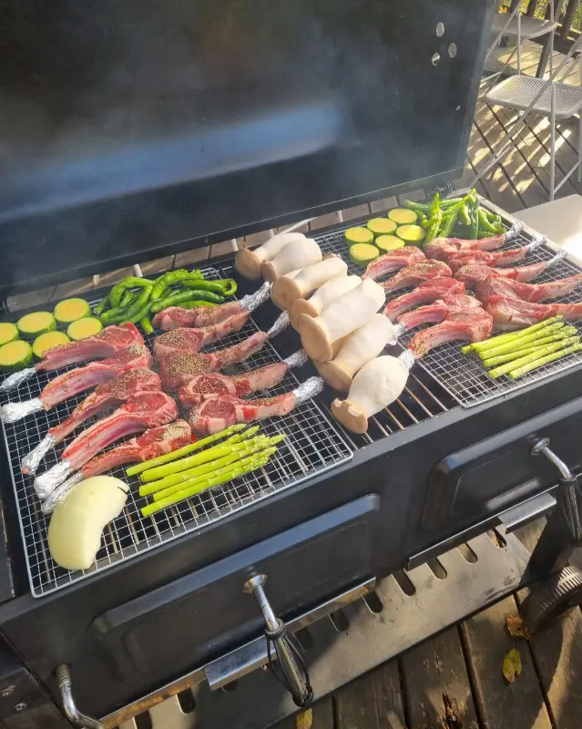 숯불 위에서 구워지는 고기와 야채